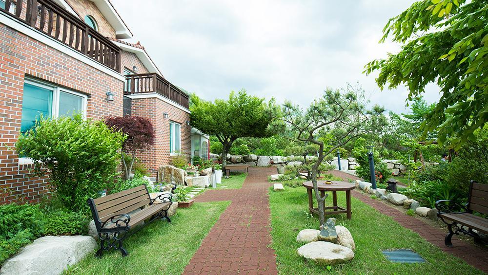 Utopia Pension Gyeongju Buitenkant foto